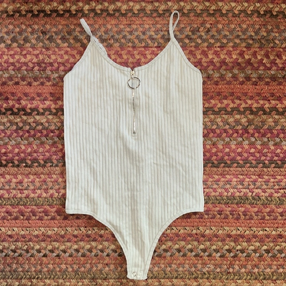 BELLA SEAMLESS LIGHT GREEN RIBBED ZIP FRONT THONG BODYSUIT